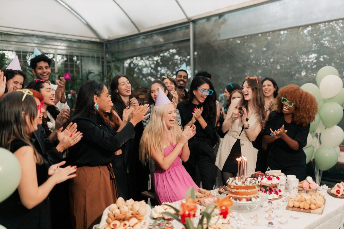 Offres Joyful indoor birthday party with friends, laughter, and a decorated cake. Perfect for celebration themes.