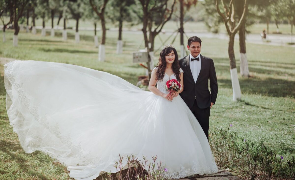 Ma Vidéo de Mariage A charming outdoor wedding portrait of a smiling bride and groom on a sunny day.